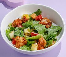 Теплый салат с курицей и копченым сыром сулугуни