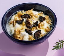 Мацони с мёдом и орехами