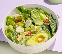 Салат с авокадо и ореховой заправкой