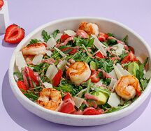 Салат с рукколой, креветками и клубникой