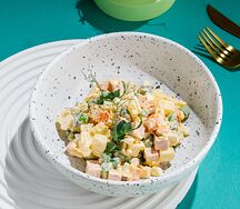 Салат Оливье с колбасой