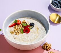 Овсяная каша с грецким орехом и ягодами