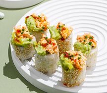 Ролл с креветкой и кремом из авокадо