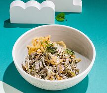 Салат с говяжьим языком и хрустящим луком