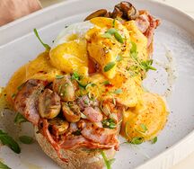 Яйцо Бенедикт с беконом