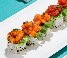 Острый ролл с лососем кимчи