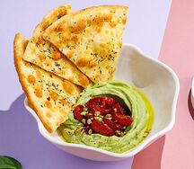 Гуакамоле с пряной лепешкой