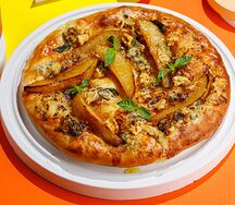 Хачапури с горгонзолой и грушей