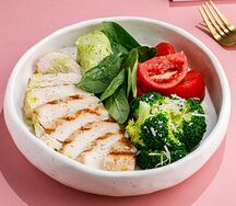 Куриная грудка с кремом из авокадо