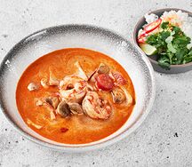 Том Ям с лангустинами и кальмаром