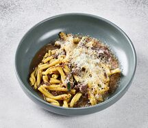 Казаречче с телячьими щёчками в мясном соусе