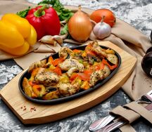 Сковородка с курицей и грибами