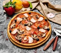 Пицца с ветчиной и грибами