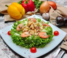 Салат Цезарь с креветками