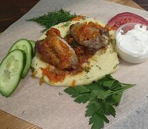 Крылышки куриные с картофельным пюре