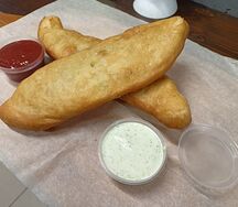 Пять жареных пирожков с картошкой и два соуса