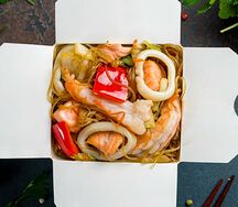 Вок с морепродуктами и лапшой фунчоза