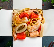 Вок с морепродуктами и яичной лапшой