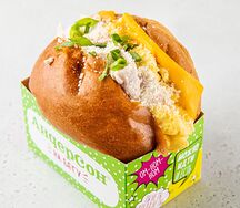 EggDrop с индейкой, скрэмблом и соусом цезарь