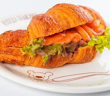 Круассан с лососем и сливочным сыром