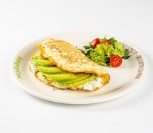 Классический омлет с соусом крем-чиз и авокадо