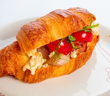 Круассан со скремблом и беконом