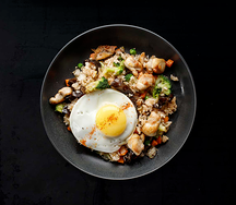 Жареный рис с овощами и курицей Рис