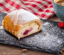 Штрудель с творогом и вишней