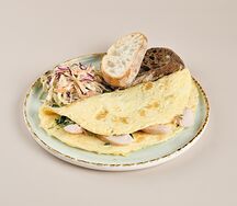 Омлет с зеленью и куриной грудкой