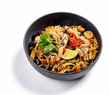 Вок с лапшой и курицей