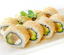Ролл с омлетом и кунжутом