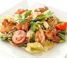 Салат с курицей и миндалем