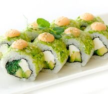 Ролл с чуккой и кунжутом