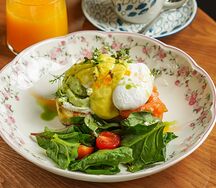 Бенедикт со слабосоленой форелью и двумя яйцами пашот