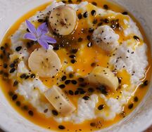 Каша рисовая с бананом и маракуйей