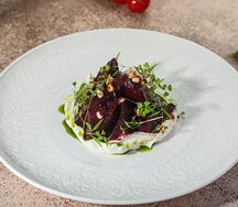 Свекла, запеченная в глазури из черной смородины