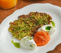 Кабачковые оладьи с форелью, творожным кремом и яйцом пашот