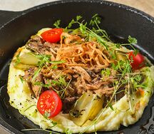 Бефстроганов из говядины с копченым пюре