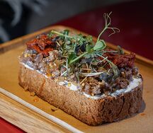 Брускетта с ростбифом