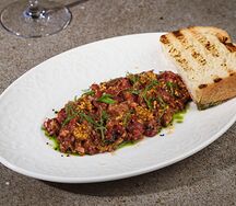 Тартар из говяжьей вырезки в северном маринаде