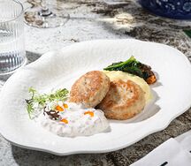 Куриные котлеты с томатно-сметанным соусом и картофельным пюре