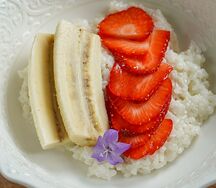 Рисовая каша с бананом и ягодами