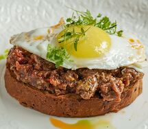 Бутер с фирменным тартаром из говядины