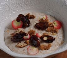 Каша овсяная с финиками, грецким орехом и клубникой