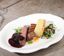 Утиная ножка конфи с кремом из яблок и корня сельдерея