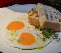 Глазунья из двух яиц