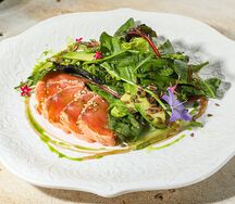 Салат с форелью татаки