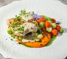 Стейк трески на морковном креме с овощным ризотто