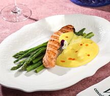 Стейк из форели на гриле со спаржей