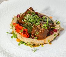 Томленая баранина на креме из сельдерея и яблока